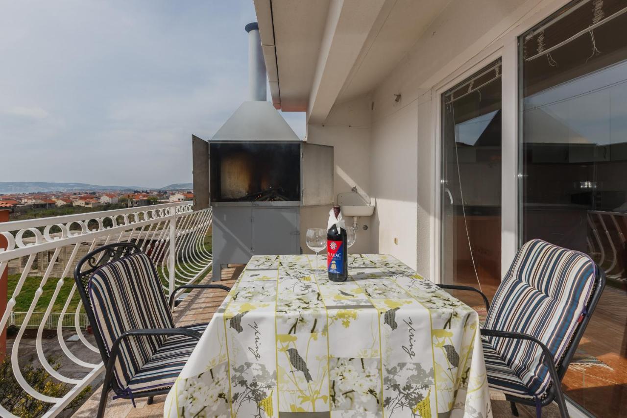 Apartment Lena Kastela Bagian luar foto