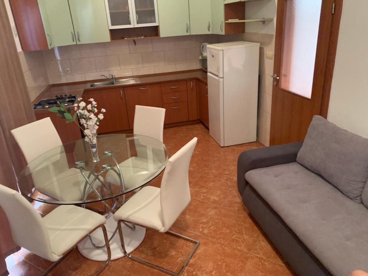 Apartment Lena Kastela Bagian luar foto