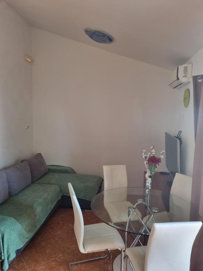 Apartment Lena Kastela Bagian luar foto